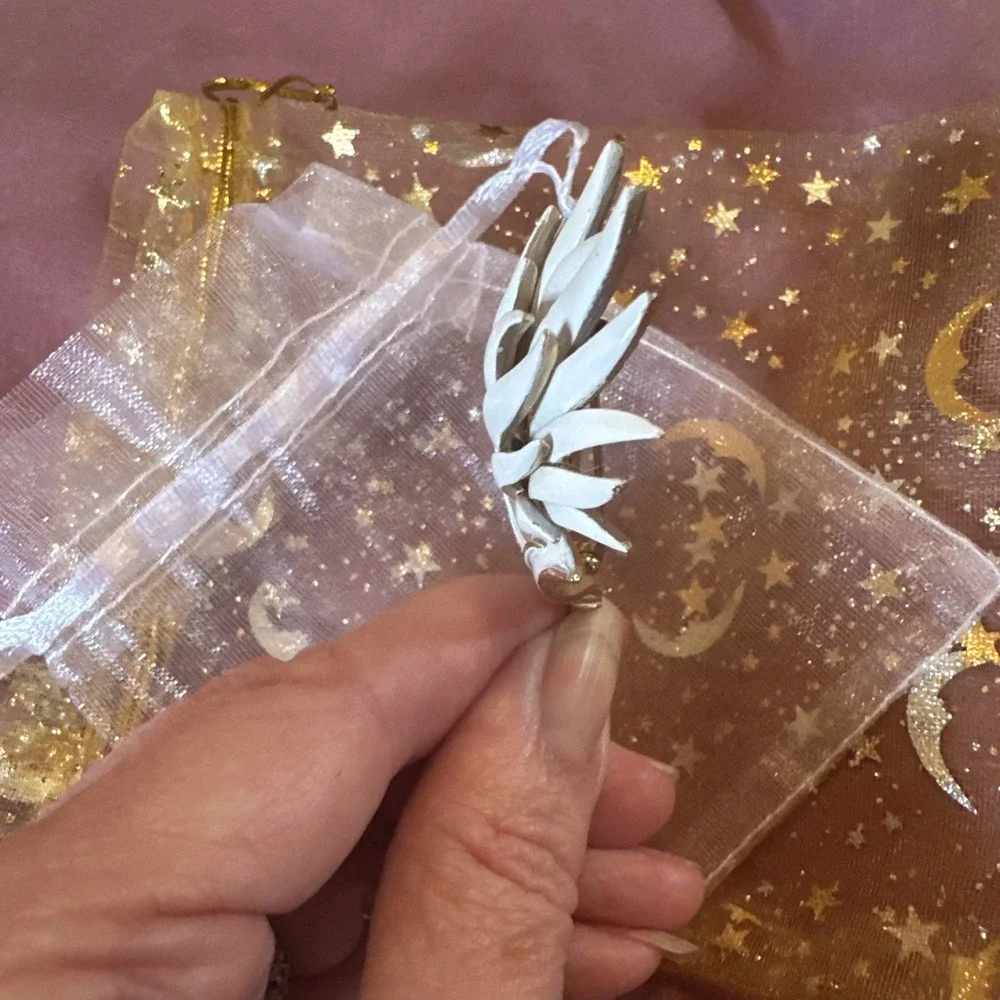 Vintage Monet White Enamel Filigree  Leaf Design Gold Tone Pin Brooch  3